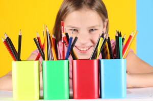 Ребенок с карандашами